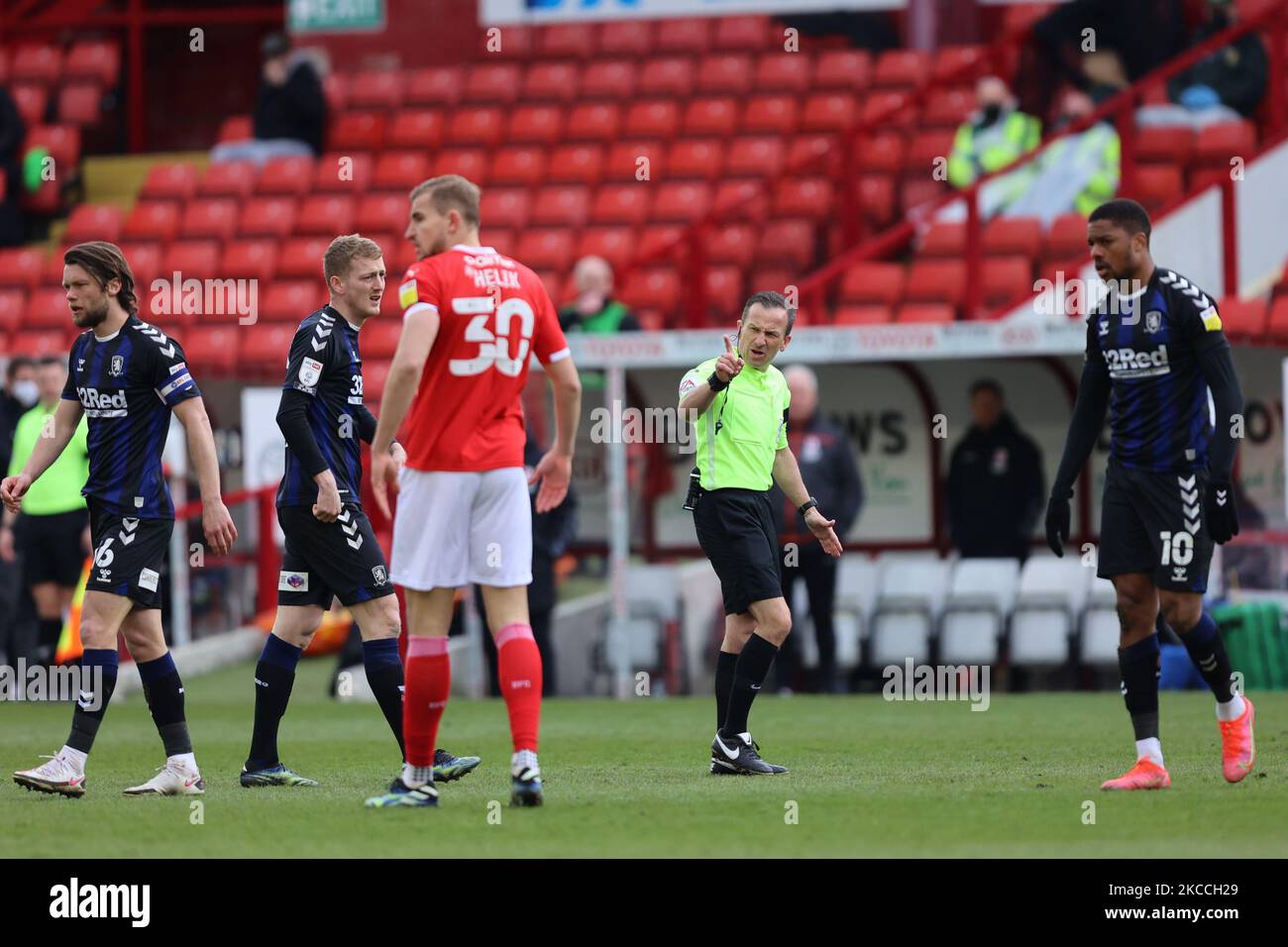 Keith Stroud, der Schiedsrichter, während des Sky Bet Championship-Spiels zwischen Barnsley und Middlesbrough in Oakwell, Barnsley, England am 10.. April 2021. (Foto von Pat Scaasi/MI News/NurPhoto) Stockfoto