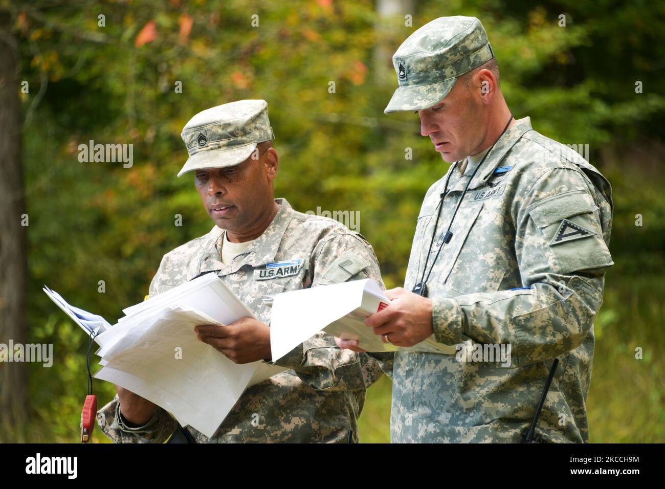 Die Bewerter der US-Armee überprüfen während eines Wettkampfes die Aufzeichnungen eines Kandidaten. Stockfoto