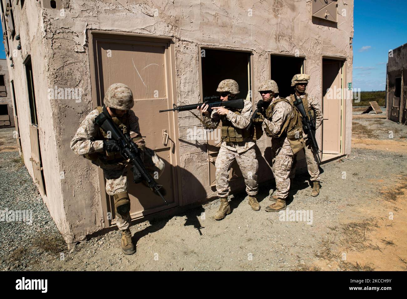 US-Marineinfanteristen stapeln sich auf, um bei militärischen Operationen auf städtischem Gelände eine Tür zu durchbrechen. Stockfoto