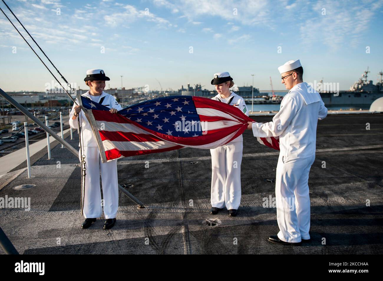 Seeleute bereiten sich auf das Flugdeck der USS Harry S. Truman auf die Morgenfarben vor. Stockfoto