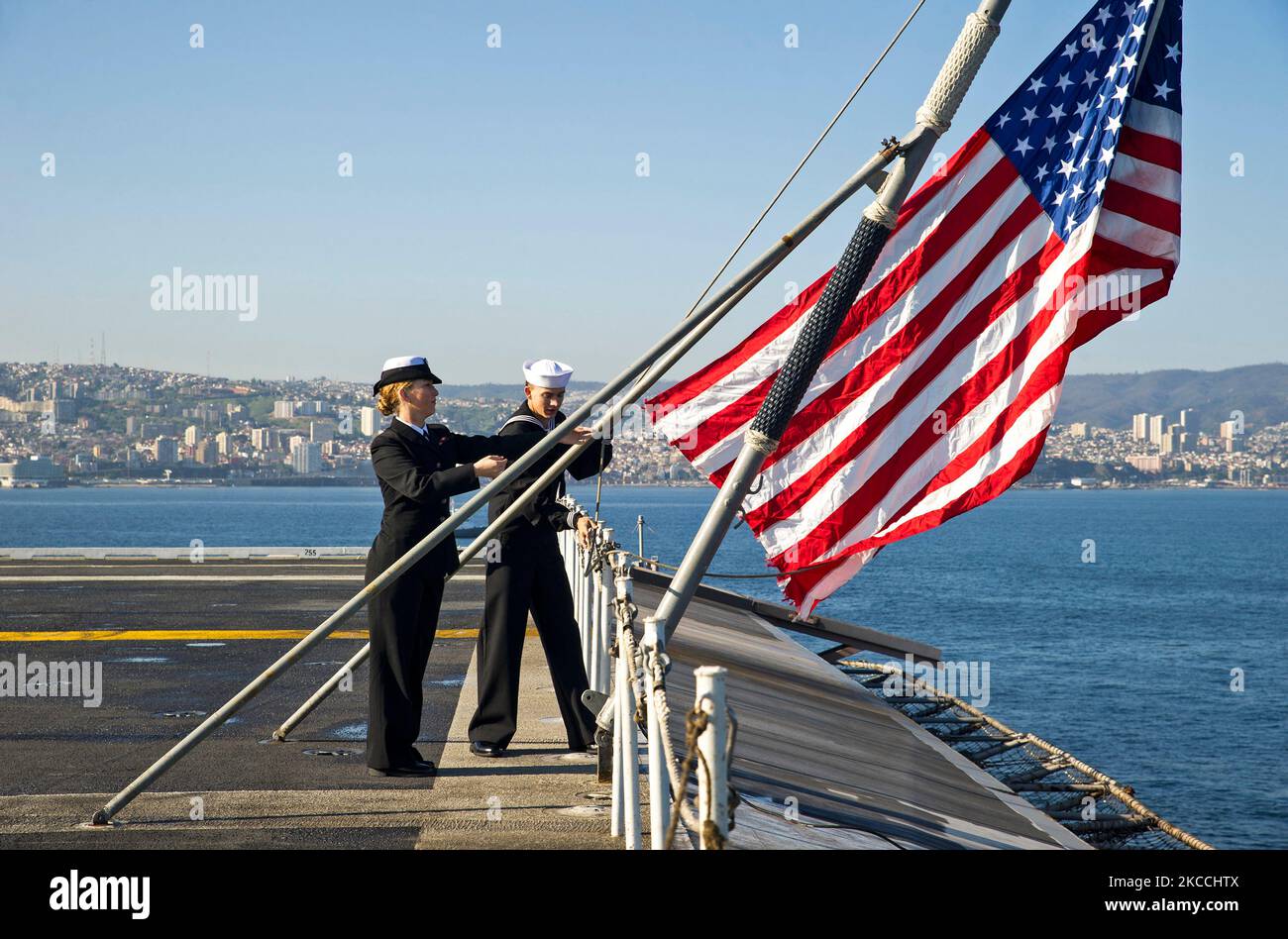 Flieger heben das nationale Fähnchen auf dem Flugdeck der USS George Washington an. Stockfoto