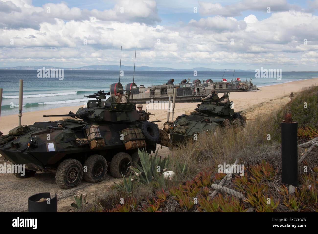 Die US-Marineinfanteristen durchfahren den Strand von Pinheiro Da Cruz. Stockfoto