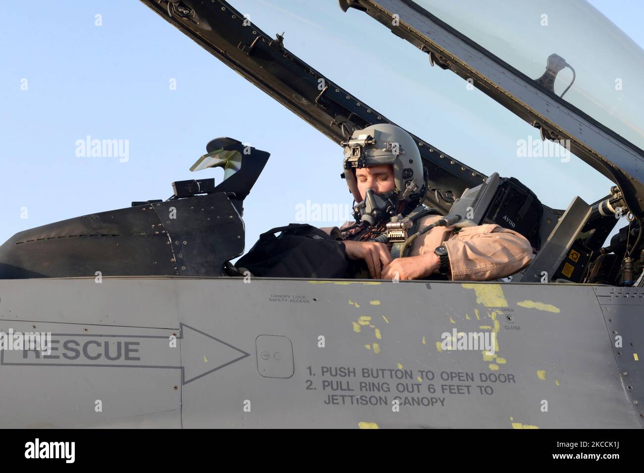Pilot sitzt in einem F-16 Kampffalken der US-Luftwaffe. Stockfoto