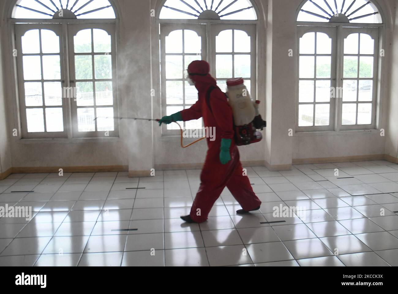 Feuerwehrleute sprühen Desinfektionsmittel in der Al Makmur Moschee in Klender, Jakarta, am, April 11, 2021. Die Feuerwehr von Jakarta hat Desinfektionsmittel auf jede Moschee gesprüht, um die Ausbreitung von COVID-19 vor Ort zu antizipieren. Gottesdienst vor dem Ramadan im Jahr 2021/1442 Hijriah. (Foto von Dasril Roszandi/NurPhoto) Stockfoto