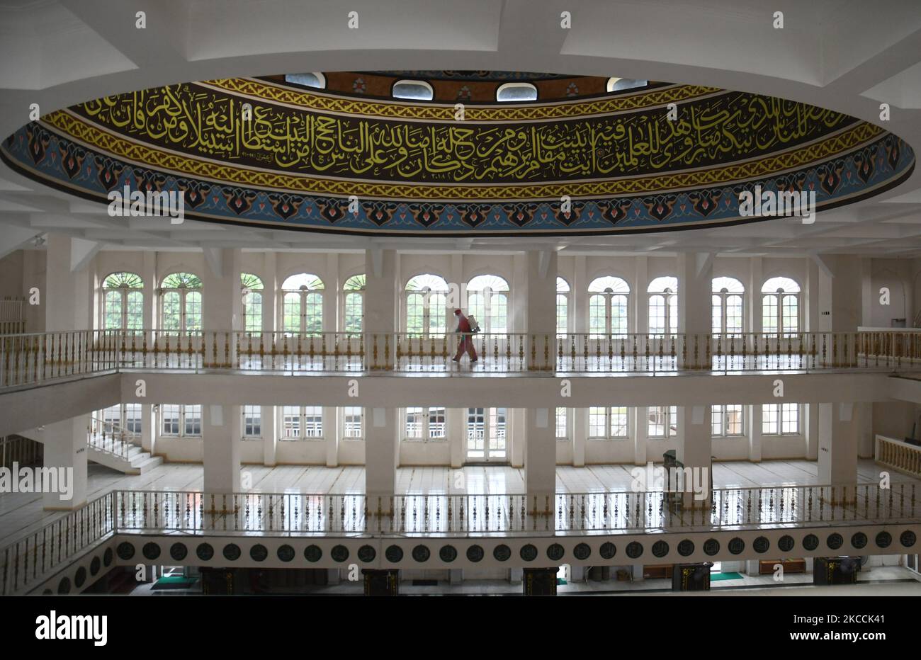 Feuerwehrleute sprühen Desinfektionsmittel in der Al Makmur Moschee in Klender, Jakarta, am, April 11, 2021. Die Feuerwehr von Jakarta hat Desinfektionsmittel auf jede Moschee gesprüht, um die Ausbreitung von COVID-19 vor Ort zu antizipieren. Gottesdienst vor dem Ramadan im Jahr 2021/1442 Hijriah. (Foto von Dasril Roszandi/NurPhoto) Stockfoto