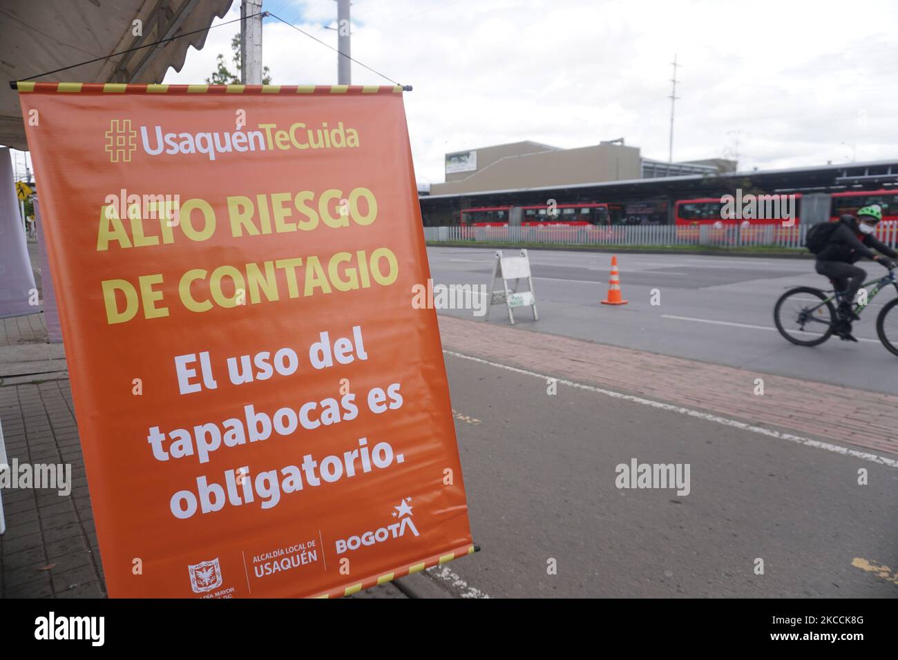 Ein Zeichen, das besagt: „Hohes Ansteckungsrisiko. Die Verwendung einer Maske ist obligatorisch“, am zweiten Tag der Quarantäne, der am Dienstag, den 13. April um 04:00 Uhr in Bogota, Kolumbien, am 11. April 2021 endet. (Foto von Daniel Garzon Herazo/NurPhoto) Stockfoto