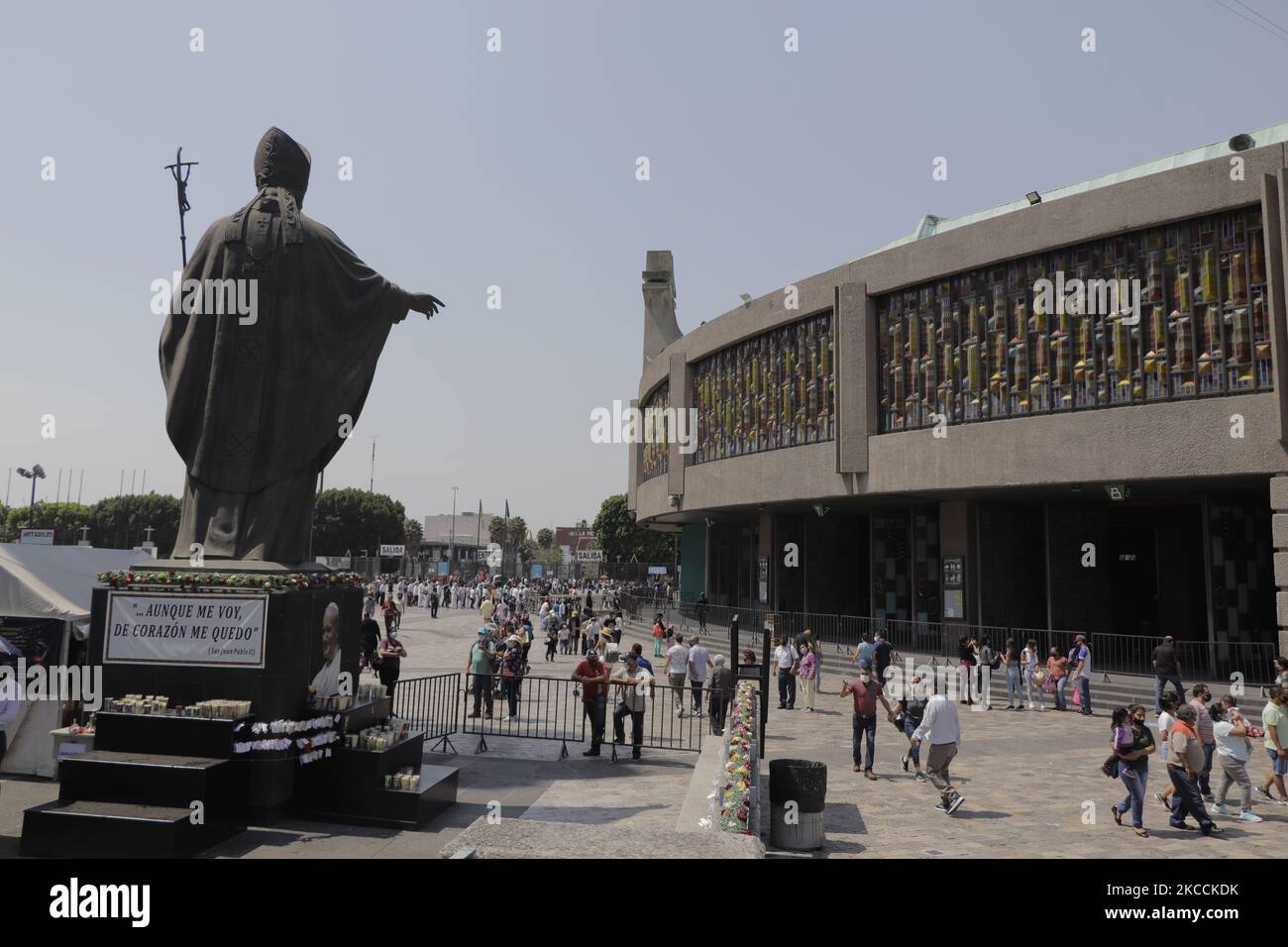 Blick auf die Plaza Juan Pablo II und das Innere der Basilika Guadalupe in Mexiko-Stadt, Mexiko, am 11. April 2021. Hunderte von Kerzen, Fotos, Blumen und Papieren mit Botschaften wurden in diesem Bereich der Basilika von Guadalupe während der gesundheitlichen Notlage und der epidemiologischen Ampel in der Hauptstadt aufgestellt, um an die Menschen zu erinnern, die an COVID-19 in Mexiko gestorben sind. (Foto von Gerardo Vieyra/NurPhoto) Stockfoto