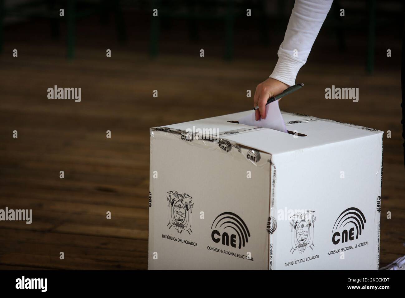 Detail der Wahlurne, an der am 11. April 2021 in Quito, Ecuador, am 11. April 2021 abgestimmt wurde. Ecuadorianer definieren den künftigen Präsidenten Ecuadors in den Wahlen zum zweiten Wahlgang. In diesem Wettbewerb kämpfen der Kandidat aus der Liste 1 Andres Arauz und der rechte Kandidat Guillermo Lasso um die Präsidentschaft Ecuadors. Laut den jüngsten Umfragen hat der Kandidat Arauz einen großen Vorteil gegenüber dem Kandidaten Lasso, der eine prekäre Unterstützung der Bürger erhalten hat. (Foto von Rafael Rodriguez/NurPhoto) Stockfoto