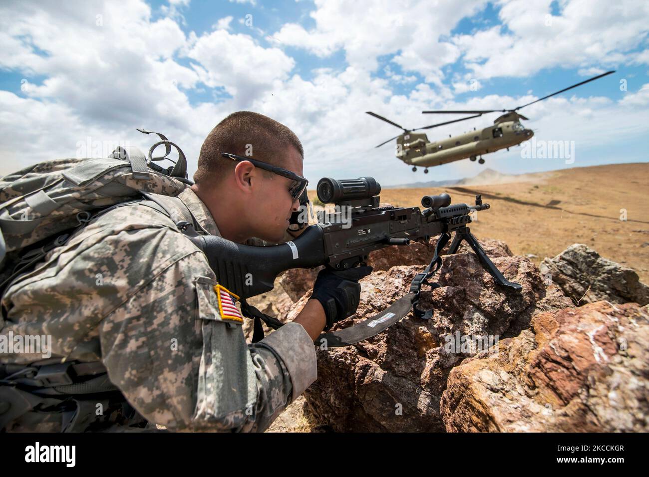 Ein US-Armeesoldat deckt einen Feuersektor während eines Luftangriffs ab. Stockfoto