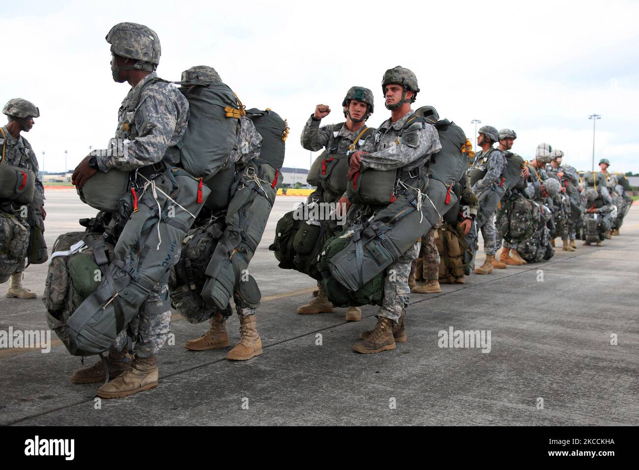 Soldaten der US-Armee besteigen eine C-130 für einen taktischen Massensprung. Stockfoto