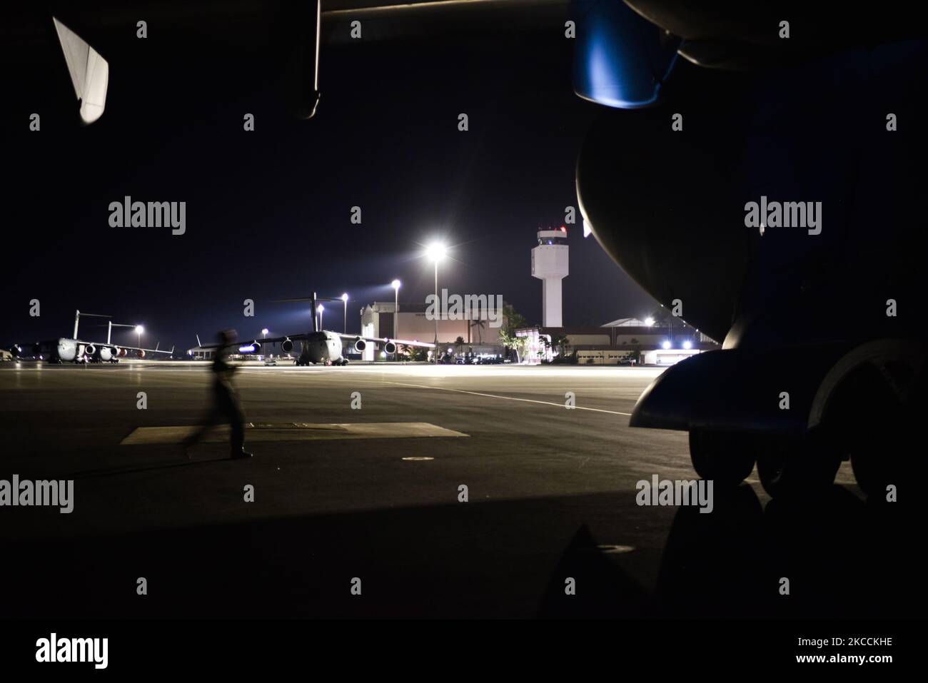 Paul Whittaker, 535. Airlift Squadron Pilot, führt im Rahmen der Joint Base Pearl Harbor-Hickam, Hawaii, eine Vorflugsinspektion eines C-17 Globemaster III durch, um die Übung des Joint Pacific Multinal Readiness Center 23-01, 31. Oktober 2022, zu unterstützen. Die Fähigkeit des 15.-Flügels, eine schnelle globale Mobilität zu gewährleisten und kampfbereite Kräfte im gesamten Theater zu stärken, ist für die Unterstützung regionaler Allianzen und der bestehenden Sicherheitsarchitektur von entscheidender Bedeutung. (USA Air Force Foto von Tech. Sgt. Anthony Nelson Junior) Stockfoto