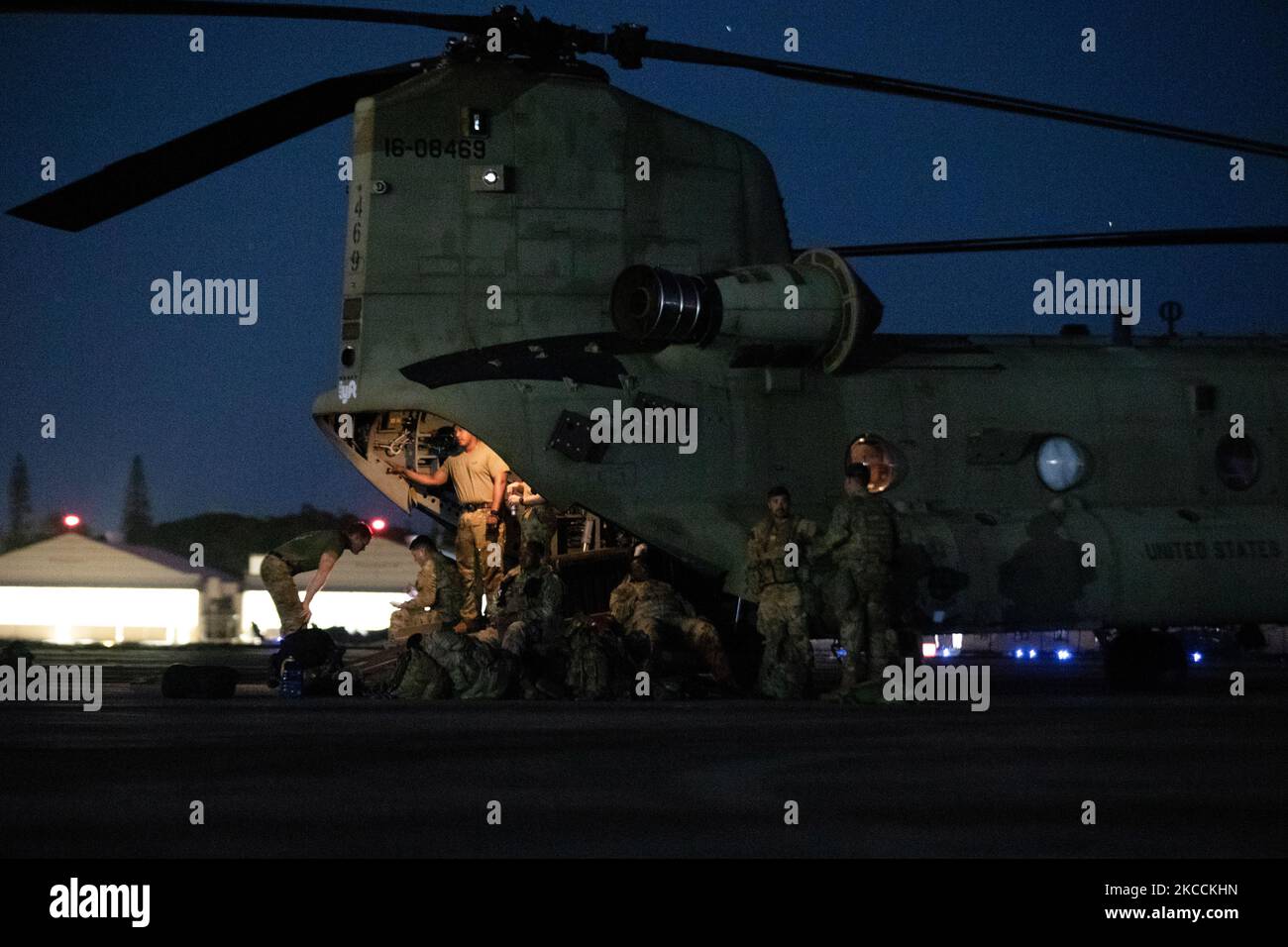 Soldaten der US-Armee aus dem General Support Aviation Bataillon (GSAB) 3-25, 25. Infanterie-Division, bereiten sich auf den Flug während des Joint Pacific Multinal Readiness Center (JPMRC) auf Schofield Barracks, Hi., 1. November 2022 vor. Die 3-25 GSAB ist beauftragt, AH-64 Apaches während der JPMRC aufzutanken. (USA Armee-Foto von SPC. Kelsey Kollar) Stockfoto