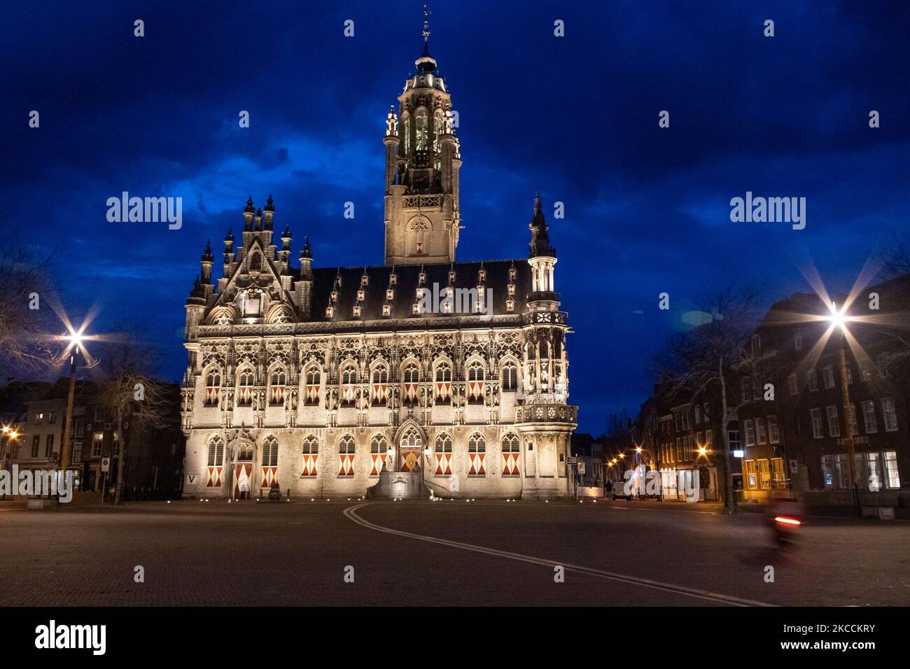 Das beleuchtete, ikonische Rathaus von Middelburg, eine der wichtigsten Sehenswürdigkeiten der Stadt, ist ein Wahrzeichen der Architektur, wie es nach dem Sonnenuntergang während der magischen Stunde der Dämmerung mit dunklen Wolken am Himmel zu sehen ist. Das Stadhuis ist ein Gebäude aus dem 15.-16.. Jahrhundert mit gotischer Architektur, eines der schönsten des Landes. Die Innenräume brannten im Mai 1940 während der Bombardierungen im Zweiten Weltkrieg vollständig ab. Derzeit wird das Gebäude von der Universität genutzt. Middelburg ist die Hauptstadt der niederländischen Provinz Zeeland, ein berühmtes und beliebtes Touristenziel für Einheimische und internationale Touristen Stockfoto