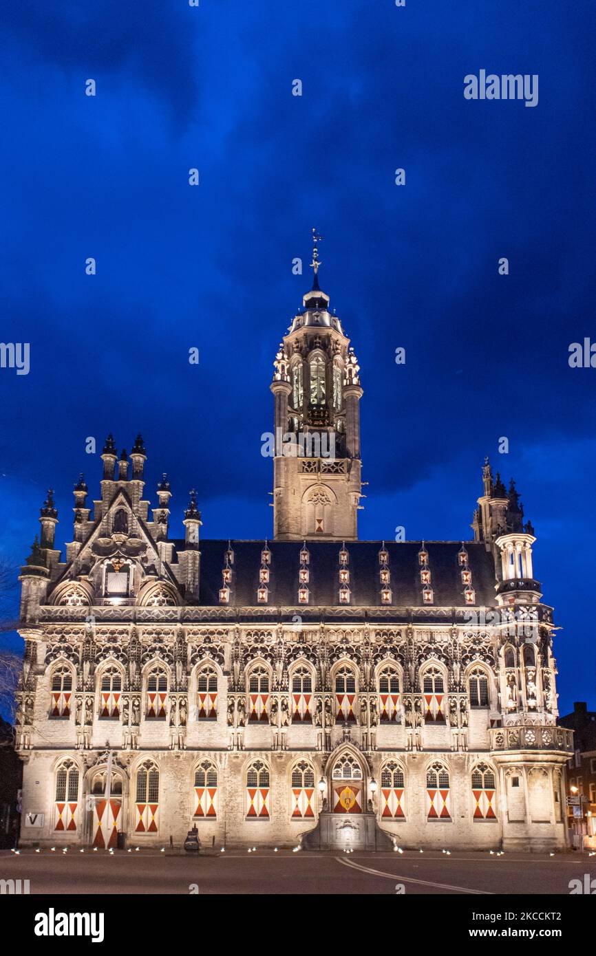 Das beleuchtete, ikonische Rathaus von Middelburg, eine der wichtigsten Sehenswürdigkeiten der Stadt, ist ein Wahrzeichen der Architektur, wie es nach dem Sonnenuntergang während der magischen Stunde der Dämmerung mit dunklen Wolken am Himmel zu sehen ist. Das Stadhuis ist ein Gebäude aus dem 15.-16.. Jahrhundert mit gotischer Architektur, eines der schönsten des Landes. Die Innenräume brannten im Mai 1940 während der Bombardierungen im Zweiten Weltkrieg vollständig ab. Derzeit wird das Gebäude von der Universität genutzt. Middelburg ist die Hauptstadt der niederländischen Provinz Zeeland, ein berühmtes und beliebtes Touristenziel für Einheimische und internationale Touristen Stockfoto