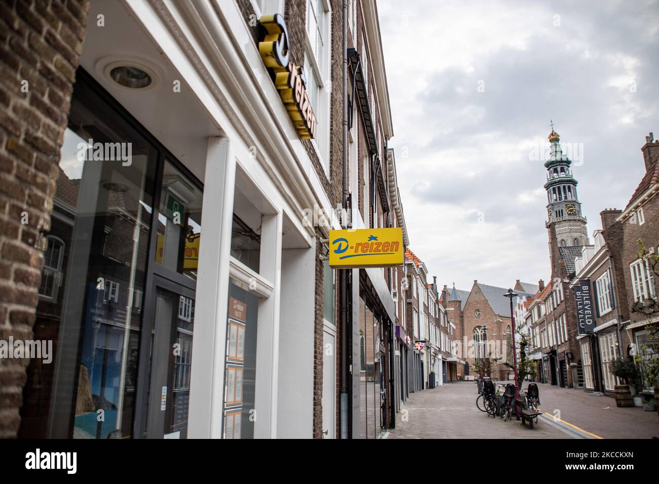 D-Reizen Reisebüro-Shop mit Logo wie gesehen geschlossen in der niederländischen Stadt Middelburg. Laut lokalen und internationalen Medien wurde die D-RT Group, die Mutter des niederländischen Reiseveranstalters D-Reizen, für bankrott erklärt. D-Reizen ist eines der größten Reiseunternehmen des Landes, das seit dem 6. April 2021 für bankrott erklärt wurde. Nach Angaben des Unternehmens führten Sicherheitsmaßnahmen, Quarantäne, Sperren und die Reiseverbote aufgrund der Pandemiekrise des Covid-19-Coronavirus zu geringen Einnahmen und zu keinem Gewinn. Das Unternehmen beschäftigt mehr als 1.150 Mitarbeiter in den 285 Reisebüros und Stockfoto