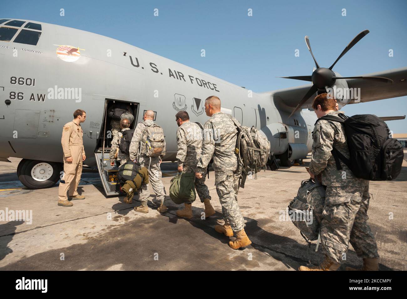 Soldaten besteigen eine US Air Force C-130 Hercules. Stockfoto