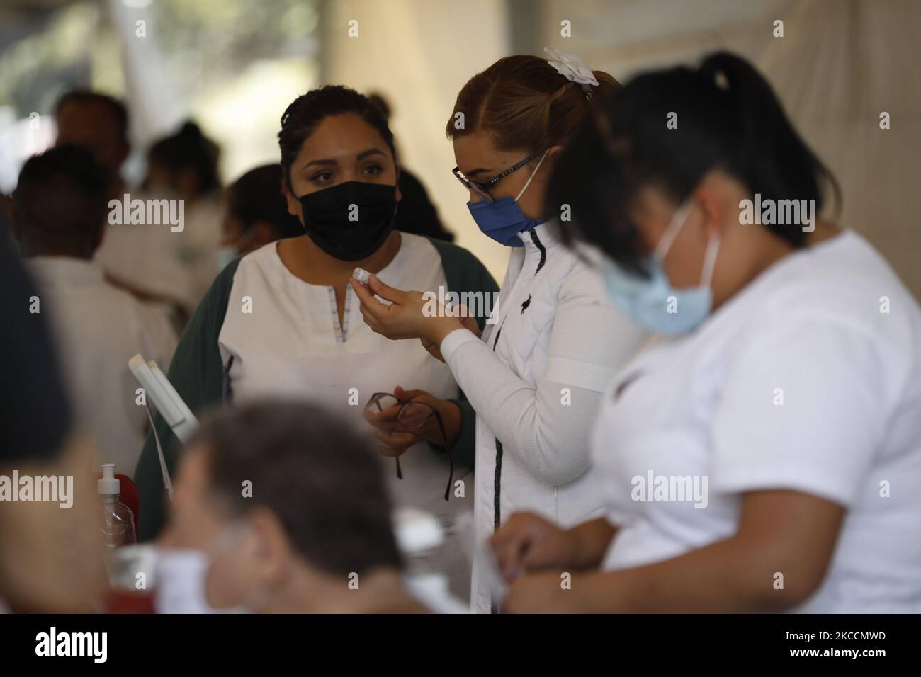 Eine Krankenschwester bereitet am 12. April 2021 im Bürgermeisteramt von Miguel Hidalgo in Mexiko-Stadt die zweite Dosis des Pfizer BioNTech-Impfstoffs für ältere Menschen vor. Heute begann die Anwendung der zweiten Dosis für ältere Bürger im Rahmen des Nationalen Impfplans gegen Covid-19. (Foto von Guillermo Gutiérrez/NurPhoto) Stockfoto