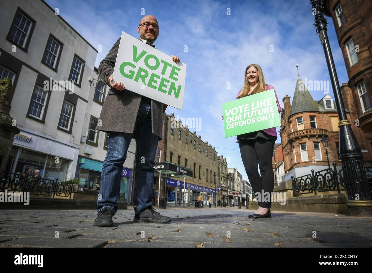 Der Co-Vorsitzende der schottischen Grünen, Patrick Harvie, wird am 13. April 2021 in Falkirk, Schottland, von Gillian Mackay, dem Kandidaten für Zentralschottland, begleitet. Er setzt seine Kampagne für die bevorstehenden Parlamentswahlen in Schottland fort, indem er die Vorschläge seiner Partei ankündigt, Arbeitnehmer und Unternehmen im Gastgewerbe zu unterstützen, da die Beschränkungen von Covid nun gelockert werden. (Foto von Ewan Bootman/NurPhoto) Stockfoto