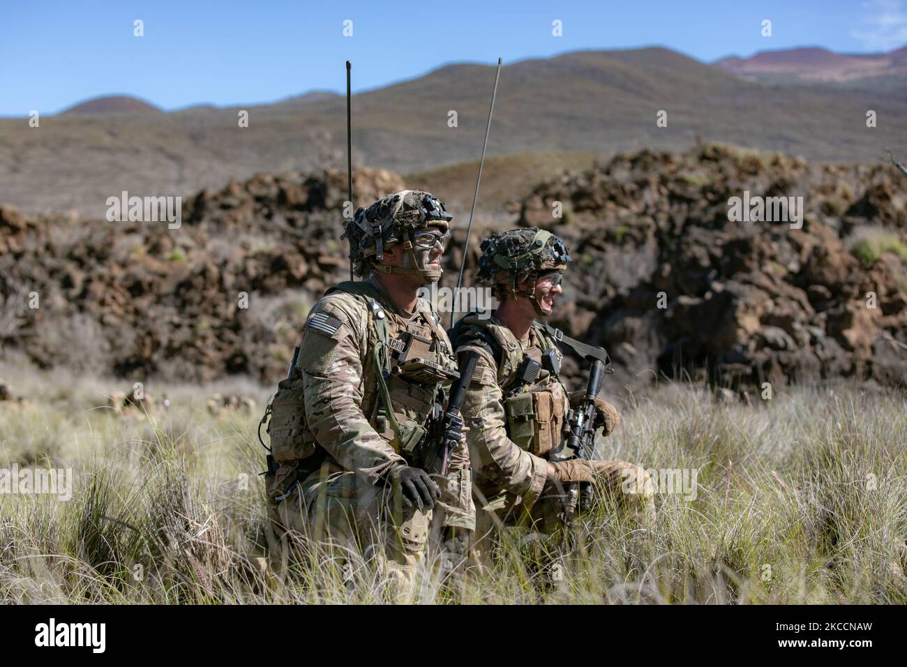 Soldaten der US-Armee mit Tiger Company, 1. Bataillon, 21. Infanterie-Regiment, 2. Infanterie-Brigade-Kampfteam (2. IBCT), 25. Infanterie-Division (25. ID), knieen, bevor sie während der Rotation des Joint Pacific Multinary Readiness Center 23-01 im Pohakuloa Training Area, Hawaii, 2. November 2022, ein Ziel erreichen. JPMRC verwendet Trainingsszenarien, die speziell für bestimmte Umgebungen geeignet sind, um die 2. IBCT, 25. ID mit gemeinsamen, verbündeten und verbündeten Kräften unter Bedingungen zu trainieren, unter denen sie kämpfen würden. (USA Fotos der Armee von Sgt. Rachel Christensen) Stockfoto