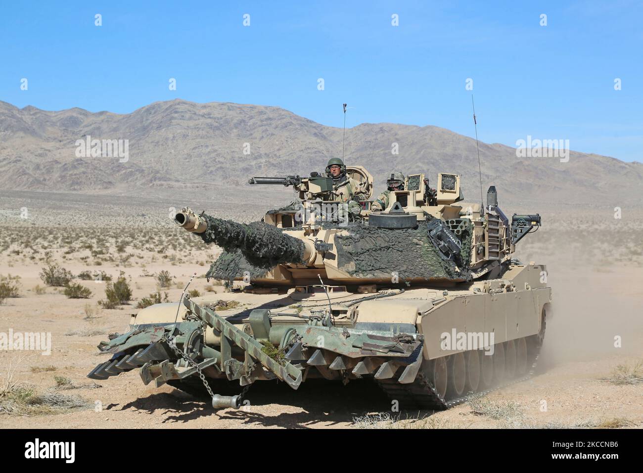 Soldaten der US-Armee führen einen Angriff gegen die gegnerische Kraft durch. Stockfoto