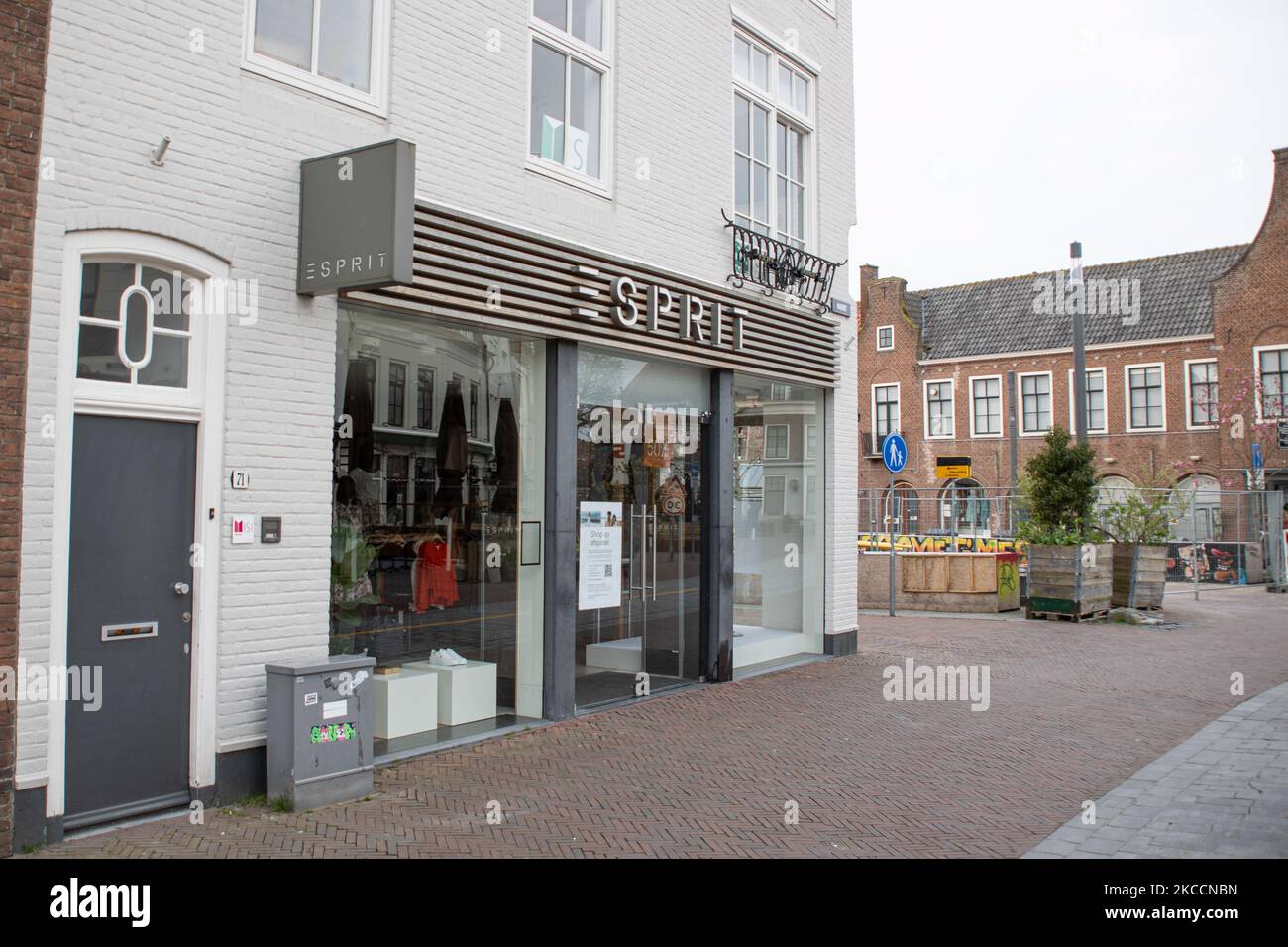 Esprit Shop mit dem Logo auf der Fassade des Gebäudes und einer Plakatwand wie gesehen geschlossen in der niederländischen Stadt Middelburg. Esprit Holdings Limited ist ein börsennotierter Hersteller von Kleidung, Schuhzubehör, Schmuck und Haushaltswaren unter dem Label Esprit mit 429 Einzelhandelsgeschäften weltweit. Aufgrund der Coronavirus-Pandemie Covid-19 und der angewendeten Sperrmaßnahmen ist der Einkauf in nicht-wichtigen Geschäften nur mit einem Termin erlaubt. Middelburg, Niederlande am 11. April 2021 (Foto von Nicolas Economou/NurPhoto) Stockfoto