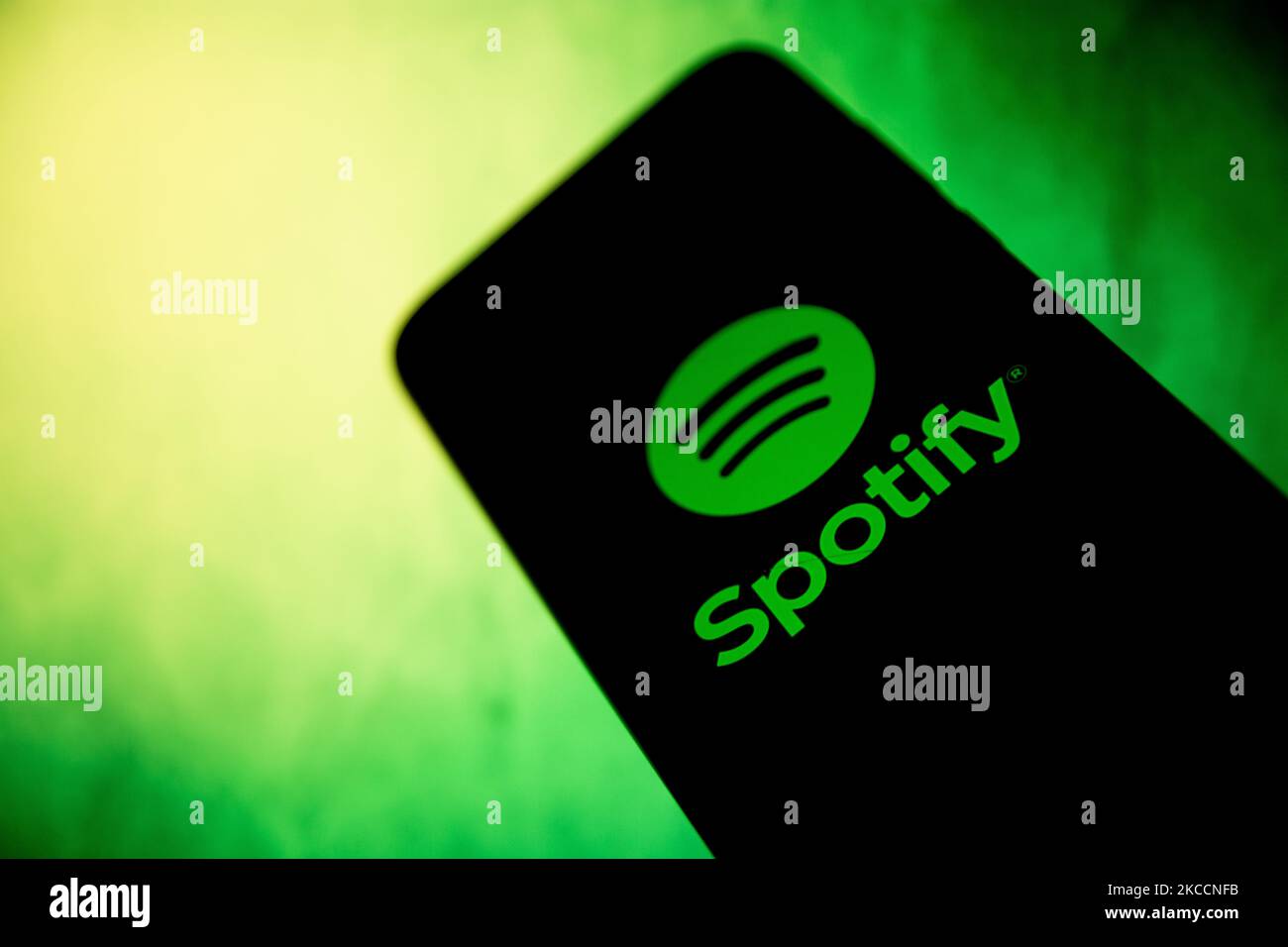 In dieser Abbildung wird das Spotify-Logo am 13. April 2021 auf einem Smartphone-Bildschirm in Athen, Griechenland, angezeigt (Foto-Illustration von Nikolas Kokovlis/NurPhoto) Stockfoto