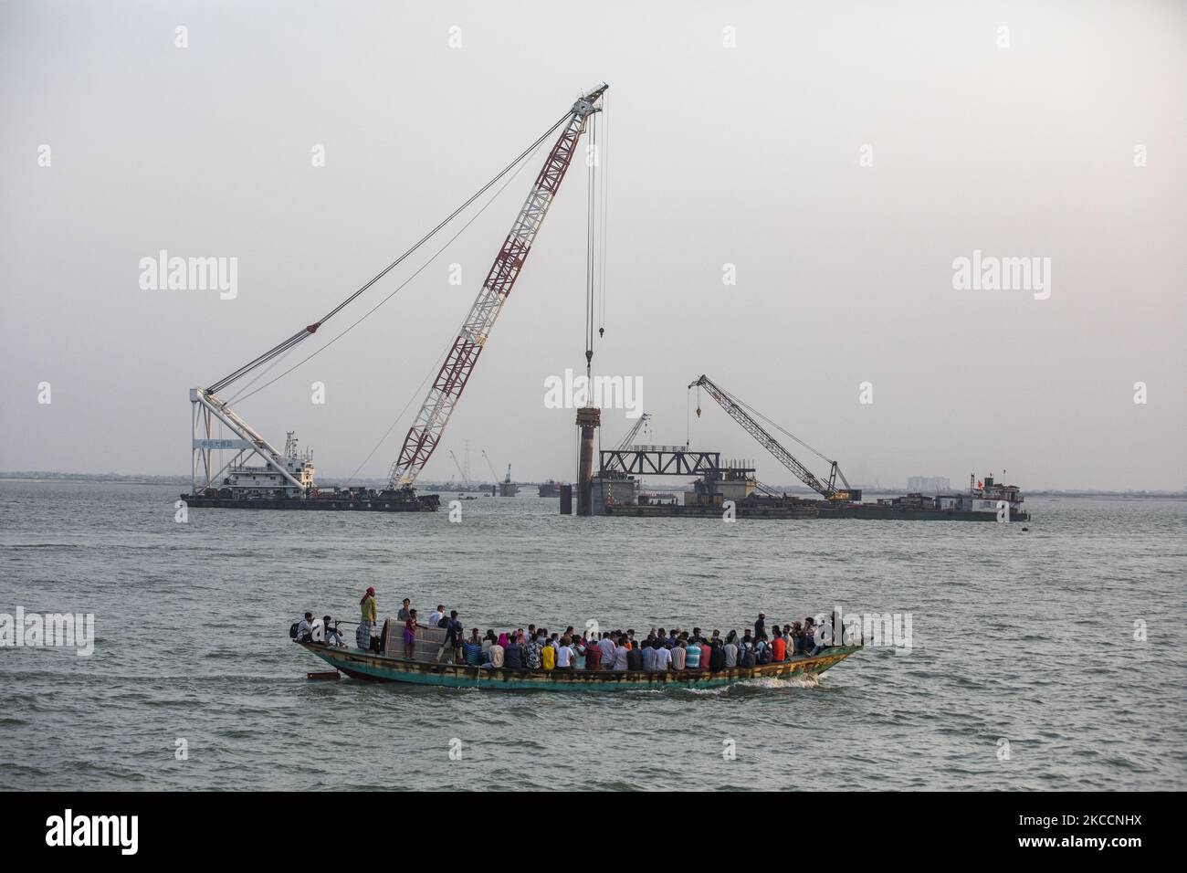 Migranten packten sich auf einem kleinen Boot, als sie die Hauptstadt in ihre Häuser verlassen, als die Behörden von Bangladesch am 13. April 2021 in Munshiganj, Bangladesch, eine achttägige Sperre verhängt haben, um die Ausbreitung des Coronavirus Covid-19 zu kontrollieren. (Foto von Ahmed Salahuddin/NurPhoto) Stockfoto