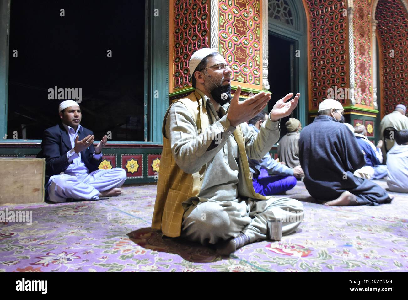 Kashmiri Menschen bieten Tarawih Gebete während der Beobachtung Covid-19 SOP's in einem Schrein in Srinagar, indischen Kaschmir am 13. April 2021 verwaltet. Tarawih ist ein zusätzliches Gebet, das von Muslimen auf der ganzen Welt in der Nacht nach Isha (Nachtgebete) im Heiligen Monat Ramadhan durchgeführt wird. (Foto von Muzamil Mattoo/NurPhoto) Stockfoto