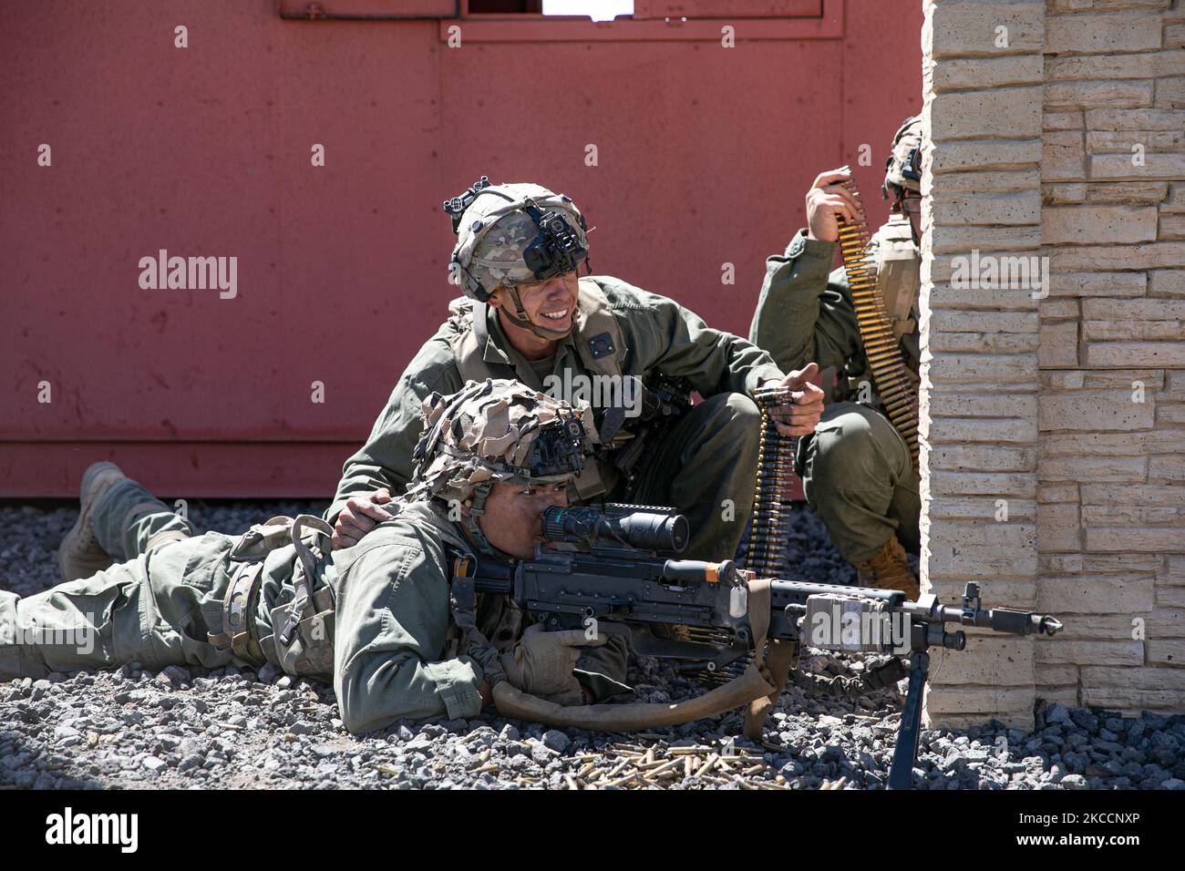 US-Armee-Soldaten mit 3. Squadron, 4. Kavallerie-Regiment, 3. Infanterie-Brigade-Kampfteam, 25. Infanterie-Division (25. ID), bereiten sich darauf vor, während der Rotation des Joint Pacific Multinary Readiness Center 23-01 im Pohakuloa Training Area, Hawaii, 2. November 2022, ein M240 Maschinengewehr als Gegenkraft abzufeuern. JPMRC verwendet Trainingsszenarien, die für bestimmte Umgebungen spezifisch sind, um das Kampfteam der 2. Infanterie-Brigade, 25. ID, mit gemeinsamen, verbündeten und verbündeten Kräften unter den Bedingungen, unter denen sie kämpfen würden, zu trainieren. (USA Fotos der Armee von Sgt. Rachel Christensen) Stockfoto