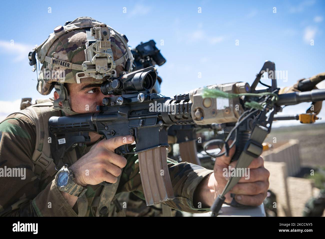Ein US-Armeesoldat mit 3. Squadron, 4. Kavallerieregiment, 3. Infantry Brigade Combat Team, 25. Infantry Division (25. ID), feuert einen M4A1-Karabiner, während er ein Ziel als gegnerische Kraft während der Rotation des Joint Pacific Multinary Readiness Center 23-01 im Pohakuloa Training Area, Hawaii, 2. November 2022, verteidigt. JPMRC verwendet Trainingsszenarien, die für bestimmte Umgebungen spezifisch sind, um das Kampfteam der 2. Infanterie-Brigade, 25. ID, mit gemeinsamen, verbündeten und verbündeten Kräften unter den Bedingungen, unter denen sie kämpfen würden, zu trainieren. (USA Fotos der Armee von Sgt. Rachel Christensen) Stockfoto