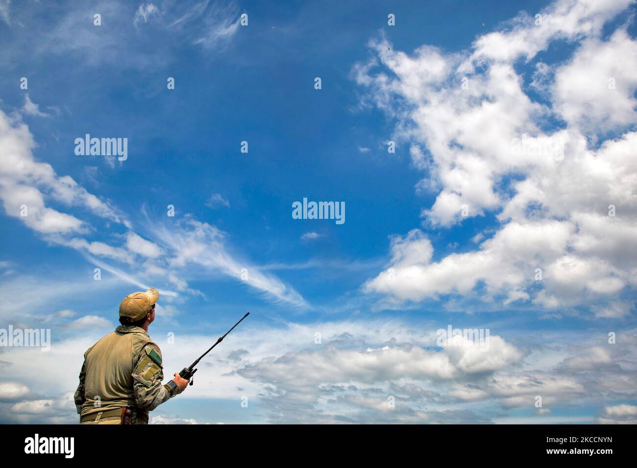 Ein US-Soldat beobachtet HALO-Springer im japanischen Fuji. Stockfoto