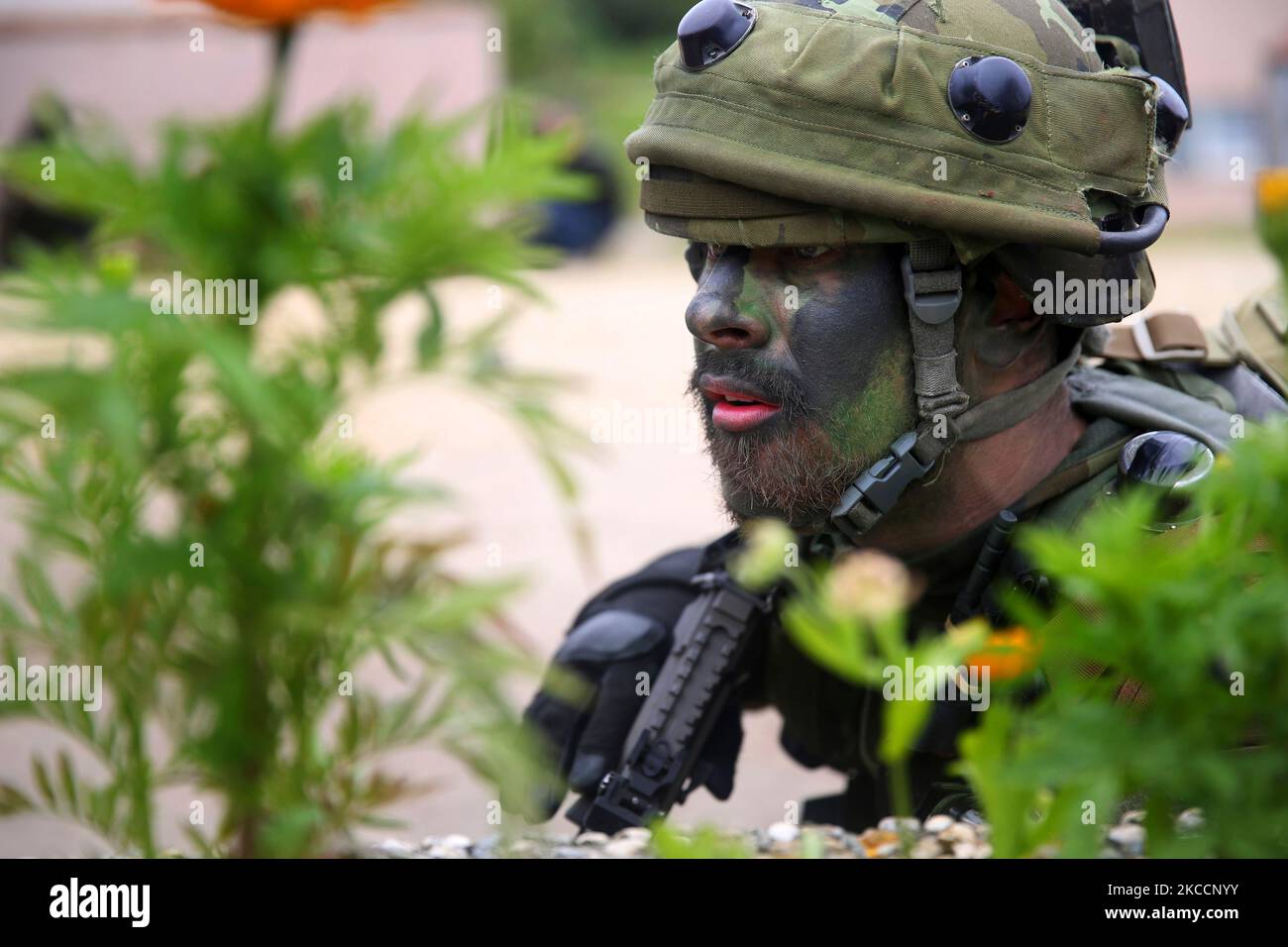 Ein tschechischer Soldat sorgt während einer Trainingsübung für Sicherheit. Stockfoto
