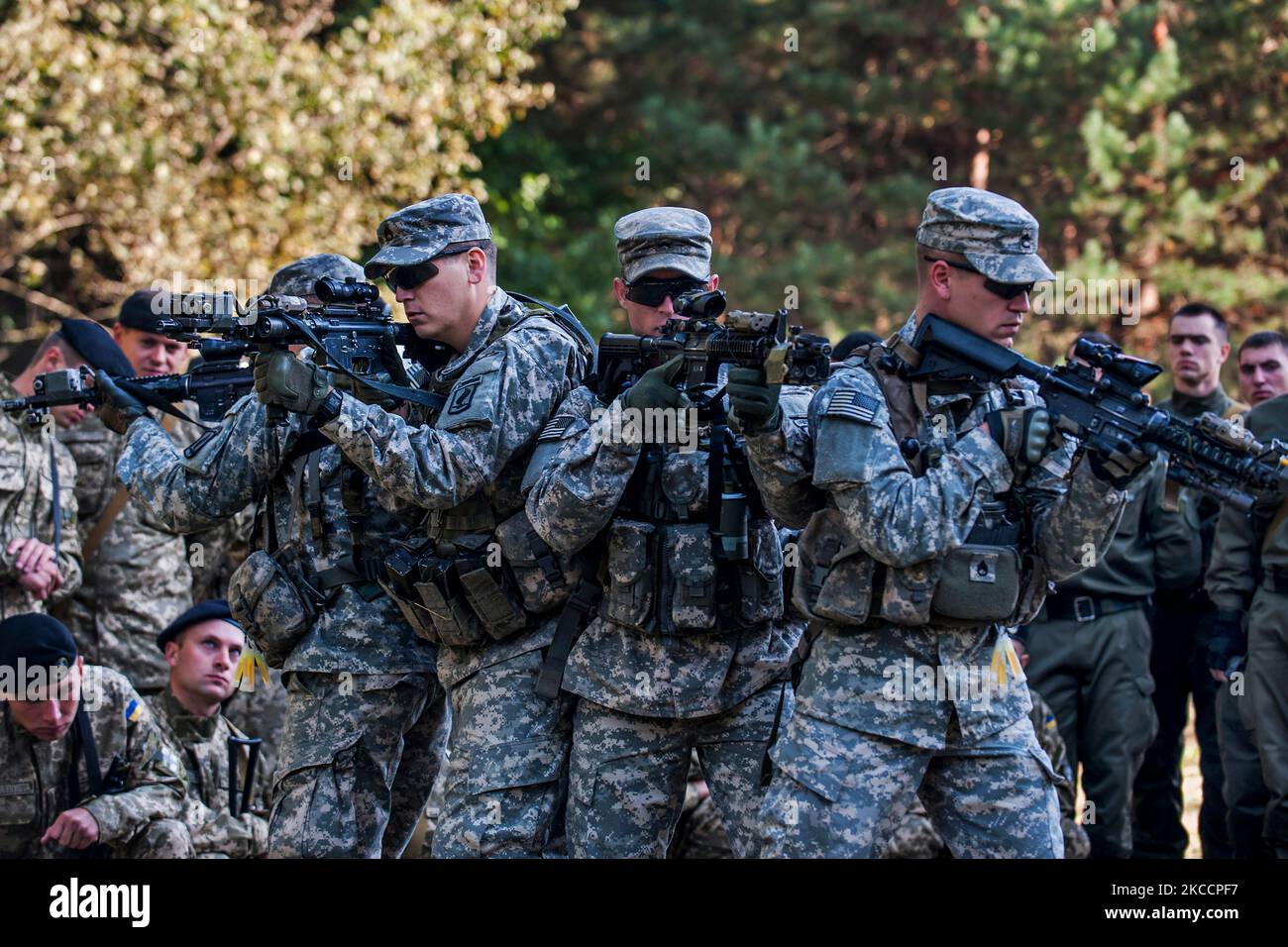 US-Soldaten zeigen den ukrainischen Marineinfanteristen die richtigen Verfahren und Techniken. Stockfoto