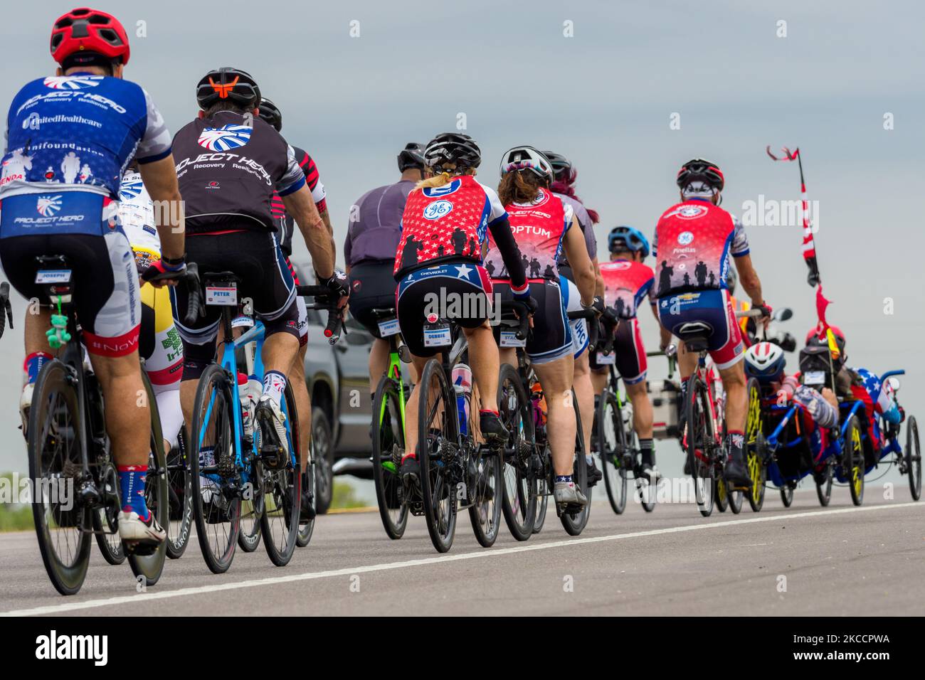 Radler von Project HERO werden am 14. April 2021 in Killeen, Texas, USA, am zweiten Tag der Texas Challenge 2021 gesehen; eine sechstägige, 300 Meilen lange Fahrradtour von Austin nach Forth Worth, Texas. Project HERO ist eine Non-Profit-Organisation, die verwundete und behinderte Veteranen und Ersthelfer durch verschiedene Radsportprogramme und Veranstaltungen nutzt. (Foto von Jason Whitman/NurPhoto) Stockfoto