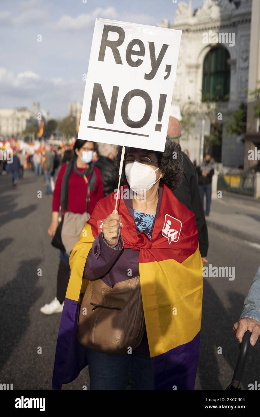 Am 14. April 2021 marschieren Menschen während einer Demonstration zum 90.. Jahrestag der Proklamation der Zweiten Spanischen Republik im Jahr 1931 in Madrid. (Foto von Oscar Gonzalez/NurPhoto) Stockfoto