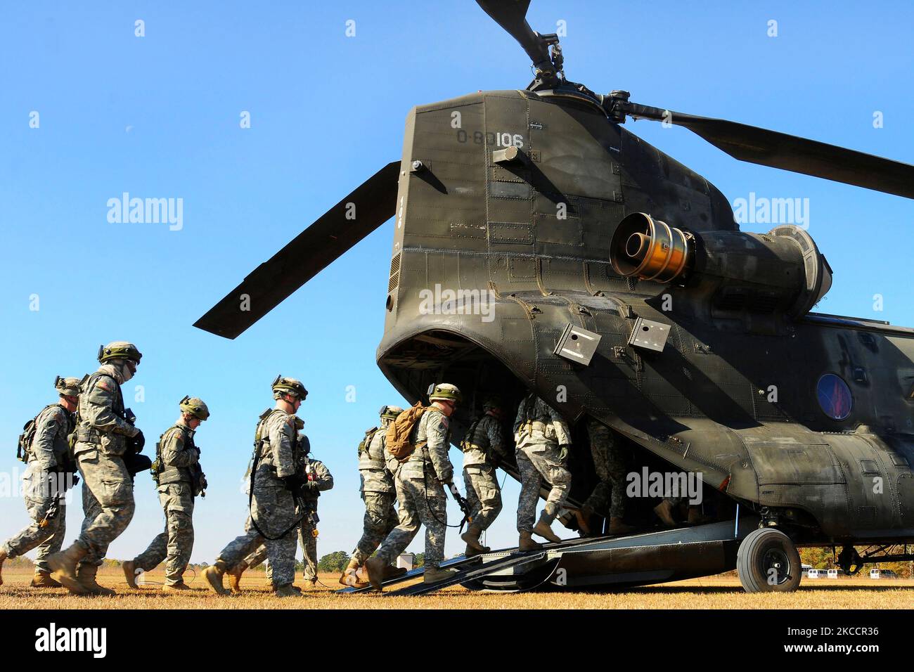 Einheiten der Nationalgarde an Bord eines CH-47 Chinook. Stockfoto
