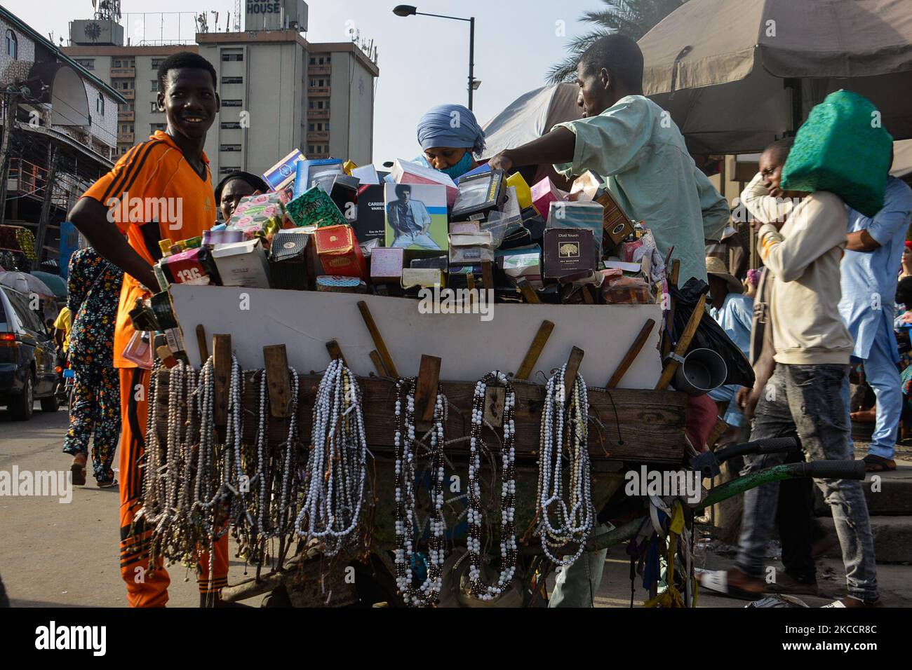 Ein muslimischer Mann verkauft nach einem Gebet am zweiten Tag des heiligen Monats Ramadan entlang der geschäftigen Nnamdi Azikiwe Street in Lagos, Nigeria, am 14. April 2021 Gebetsperlen. Muslime markierten den Beginn des Ramadan am Dienstag, der Ramadan ist geprägt von langen Gebeten, bis in die Abenddämmerung dauernden Fasten und nächtlichen Festen mit Familie und Freunden, obwohl überfüllte Schulter-an-Schulter-Treffen in der Moschee und große Treffen zu Mahlzeiten aufgrund der anhaltenden Verbreitung von COVID-19 weiterhin verboten sind. (Foto von Olukayode Jaiyeola/NurPhoto) Stockfoto