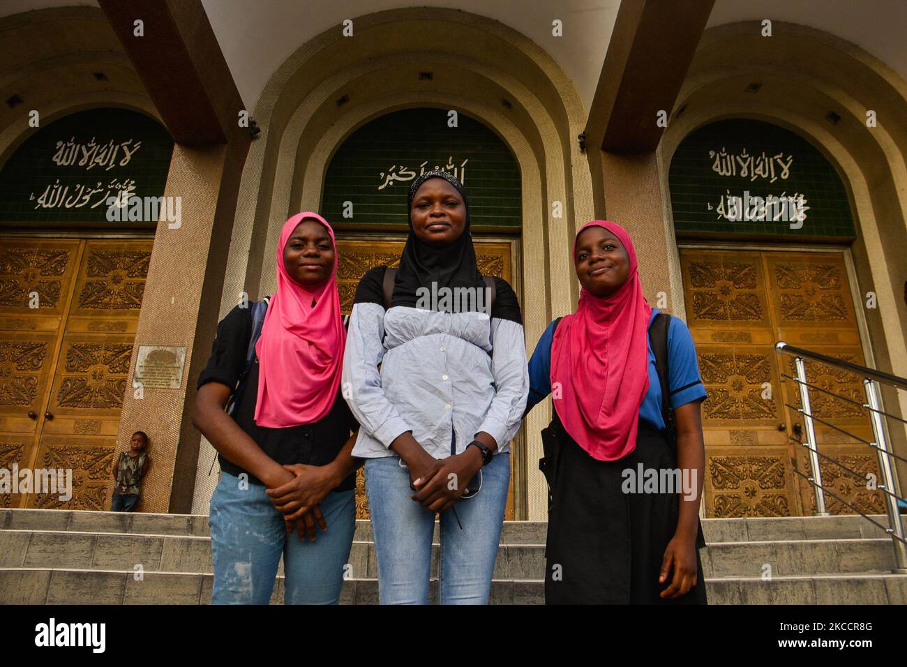 Muslimische Mädchen, die mit Hijabs bedeckt sind, posieren für ein Foto am Eingang der Zentralmoschee von Lagos (Insel Lagos), die sich an der geschäftigen Nnamdi Azikiwe Street in Lagos, Nigeria, befindet, 14. April 2021. Muslime markierten den Beginn des Ramadan am Dienstag, der Ramadan ist geprägt von langen Gebeten, bis in die Abenddämmerung dauernden Fasten und nächtlichen Festen mit Familie und Freunden, obwohl überfüllte Schulter-an-Schulter-Treffen in der Moschee und große Treffen zu Mahlzeiten aufgrund der anhaltenden Verbreitung von COVID-19 weiterhin verboten sind. (Foto von Olukayode Jaiyeola/NurPhoto) Stockfoto