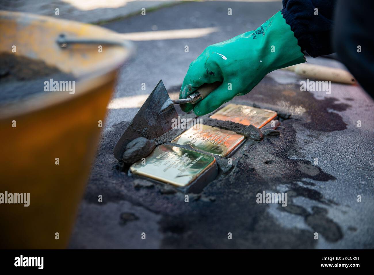 Die von Gunter Demnig zum Gedenken an die Opfer der Shoah am 14. April 2021 in Mailand, Italien, gedachte Zeremonie der Verlegung des Pietre D’Inciampo (Stolpersteine) (Foto: Alessandro Bremec/NurPhoto) Stockfoto