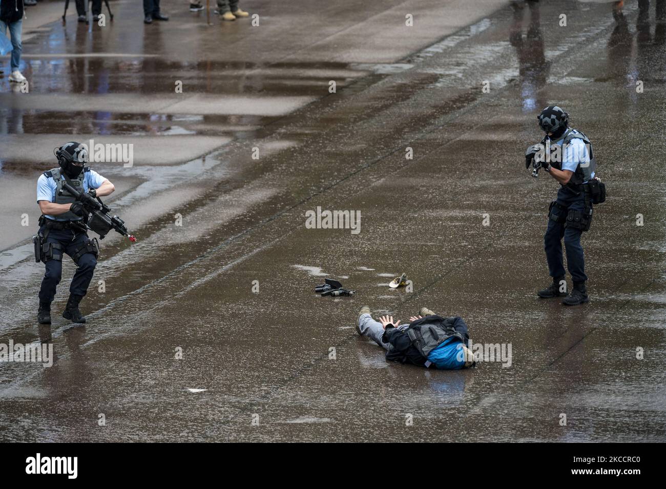 Die Polizei von Hongkong führt am 15. April 2021 in Hongkong, China, an einem Tag der offenen Tür eine Terrorismusbekämpfung durch, um den Tag der nationalen Sicherheitserziehung zu feiern. Hongkong veranstaltet seinen ersten Tag der nationalen Sicherheitserziehung, nachdem China im vergangenen Jahr umfassende nationale Sicherheitsgesetze erlassen hatte, als Teil der Bemühungen der Stadt, sein Schulsystem nach einer Protestwelle im Jahr 2019 zu remodernisieren. (Foto von Vernon Yuen/NurPhoto) Stockfoto