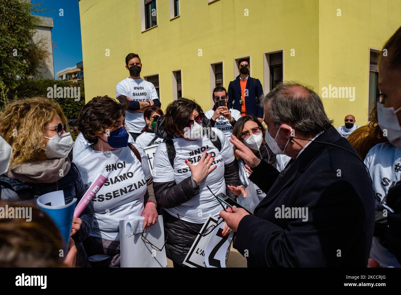 Kosmetikerinnen demonstrieren am 15. April 2021 vor dem Eingang der Gemeinde Molfetta in Lama Scotella in Molfetta, Italien, bei den Protesten von selbstständigen Arbeitnehmern im Dialog mit dem Bürgermeister von Molfetta Tommaso Minervini. Protestdemonstration selbstständiger Arbeiter gegen die Einschränkungen im Zusammenhang mit dem Notstand in Covid. Die rote Zone in Apulien begann vor genau einem Monat, am 15.. März, und in diesem Zeitraum gab es weitere Einschränkungen für viele Sektoren, die seit einem Jahr von der Pandemie verbogen wurden. Der Protest heute Morgen, im Gemeindeamt von Lama Scotella in Molfetta, nahm Stockfoto