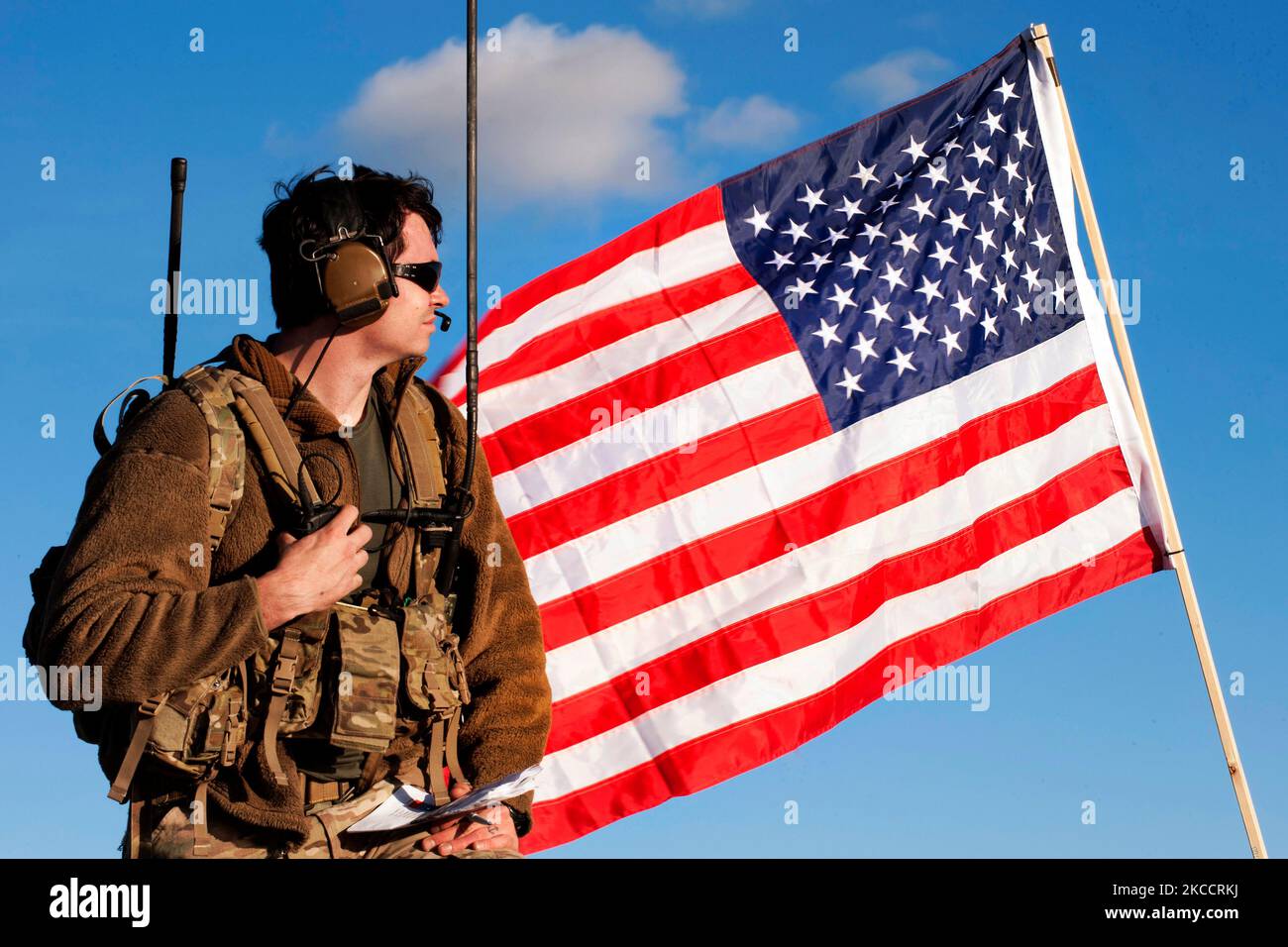 Ein Luftwaffenflieger und die amerikanische Flagge. Stockfoto