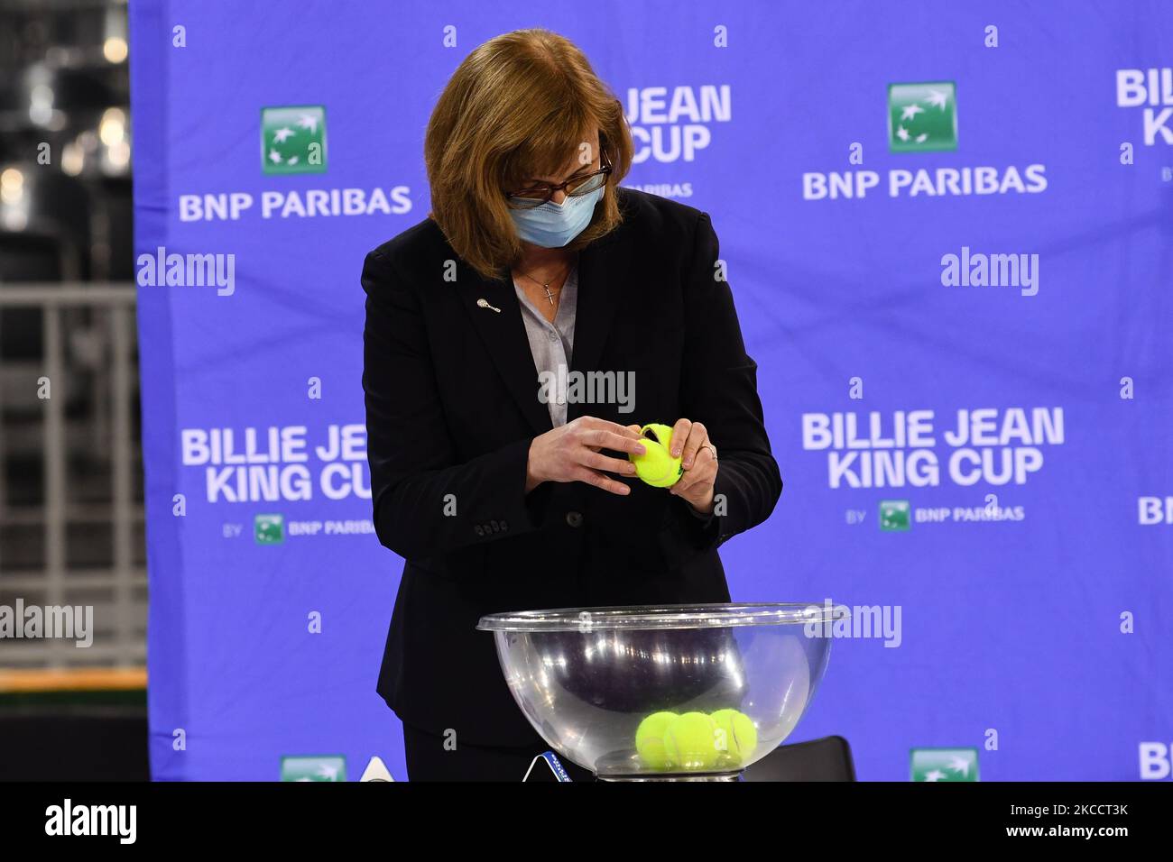 Schiedsrichterin Martina Lutkova bereitet die Ziehpunkte für das Spiel Billie Jean King Cup Play-offs zwischen Rumänien und Italien vor, das am 15. April 2021 in Cluj-Napoca, Rumänien, im Sala Polivalenta ausgetragen wurde (Foto: Flaviu Buboi/NurPhoto) Stockfoto