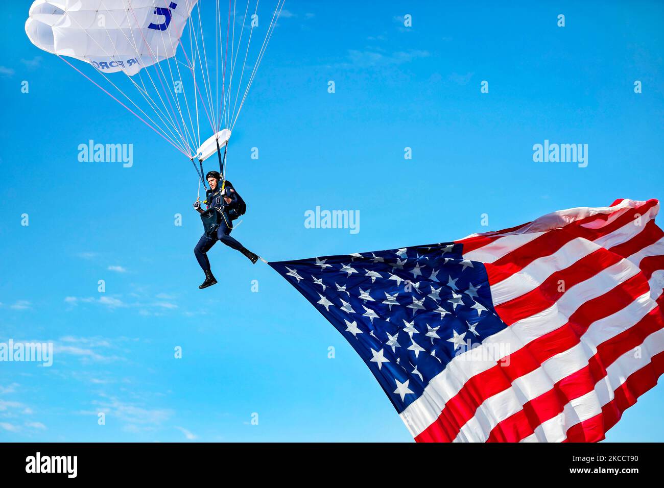 Cadet fliegt während einer Luftdemonstration die US-Flagge. Stockfoto