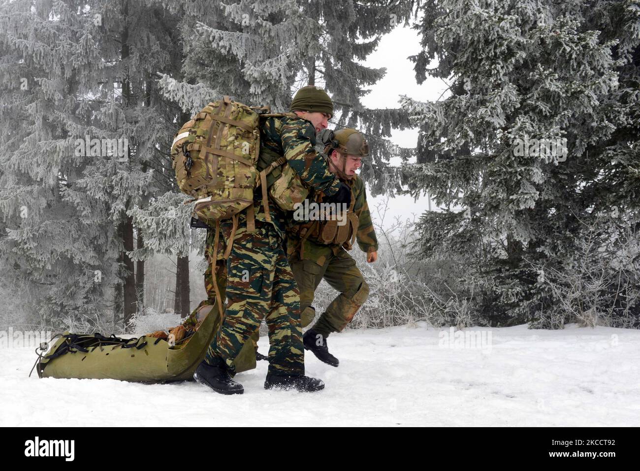 Multinationale Soldaten trainieren bei widrigen Wetterbedingungen. Stockfoto