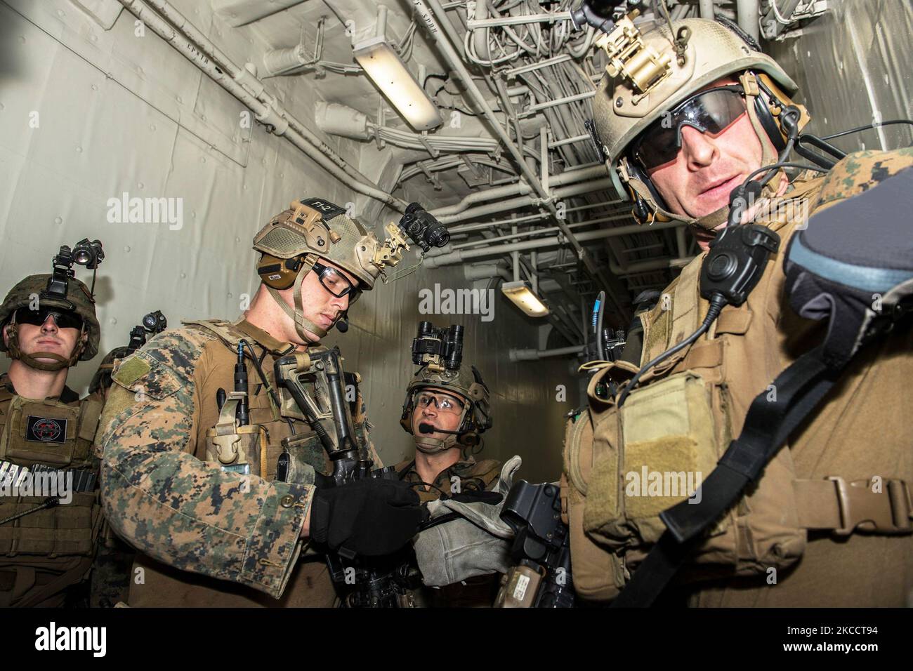 Marineinfanteristen bereiten sich auf das amphibische Angriffsschiff USS Bonhomme Richard vor. Stockfoto