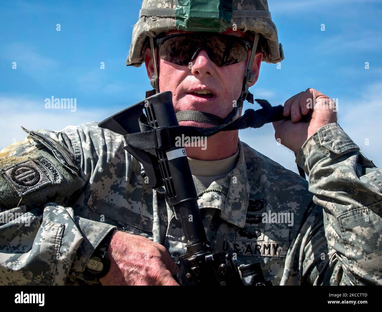 Der US-Armeesoldat schlingt sein M-4-Karabinergewehr. Stockfoto