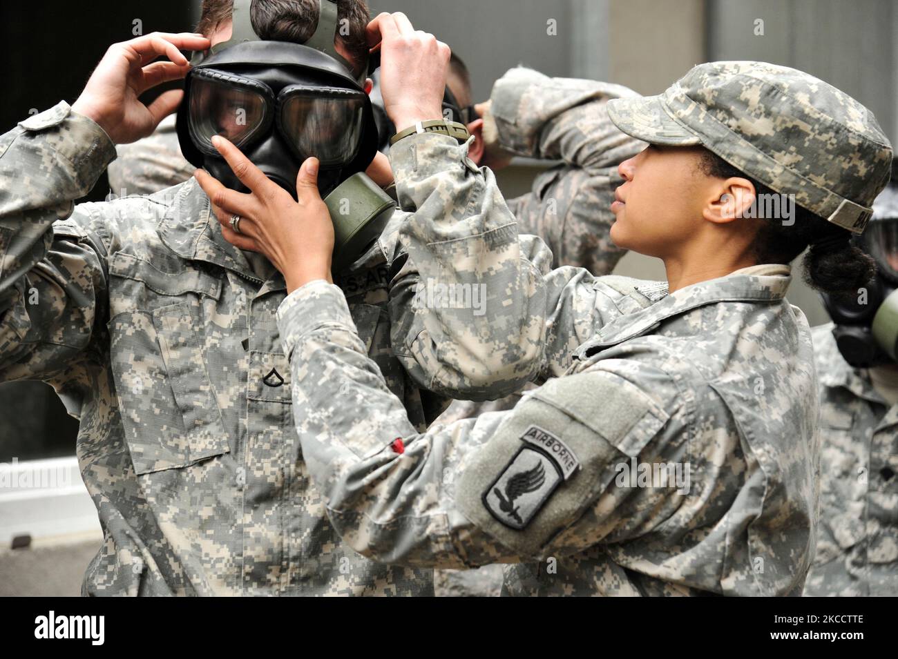 US-Armeesoldat überprüft die Schutzmaske eines Soldaten. Stockfoto