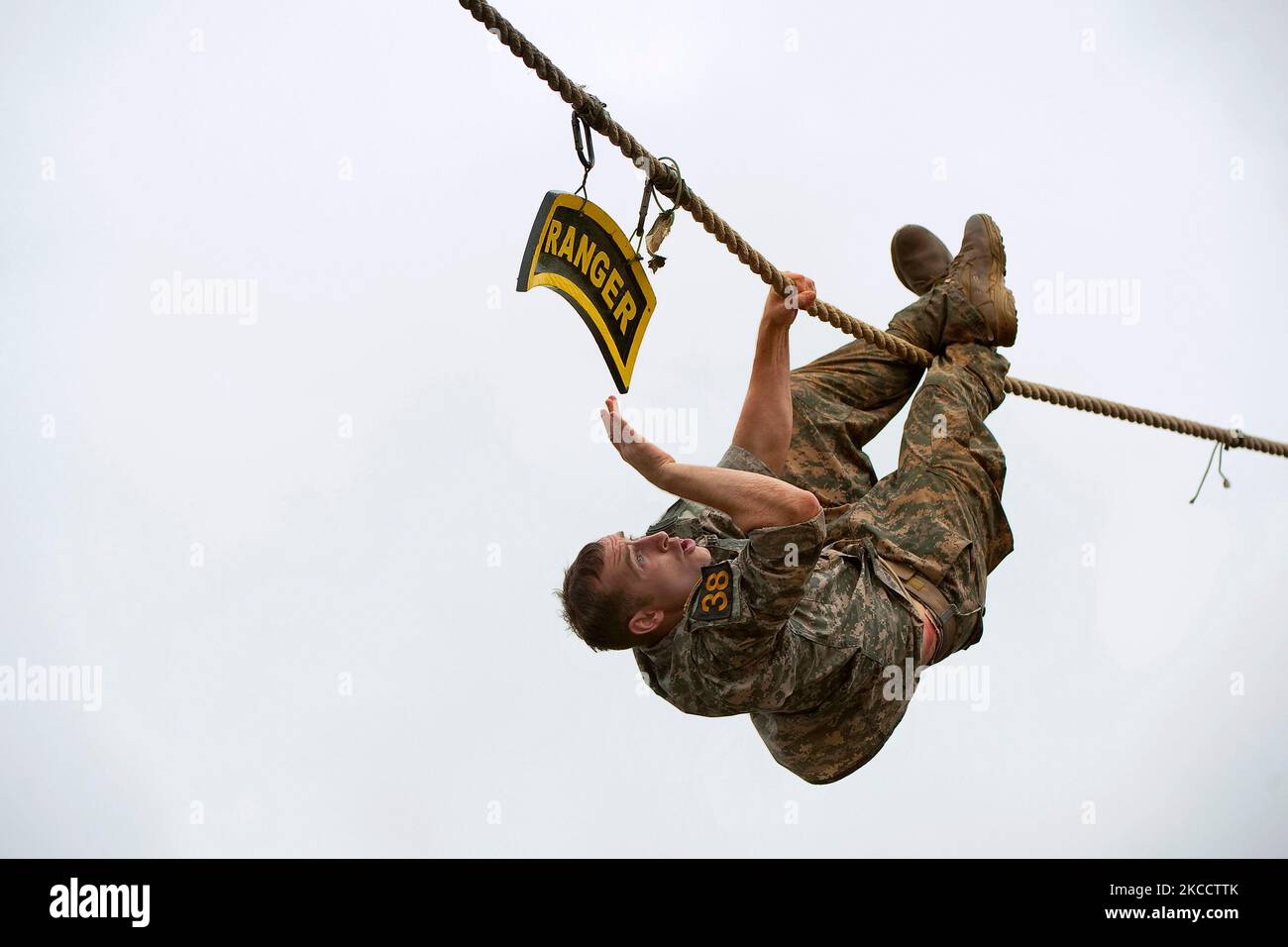 U.S. Army Ranger bereitet sich darauf vor, den Ranger Tab zu berühren und in das Wasser darunter zu fallen. Stockfoto