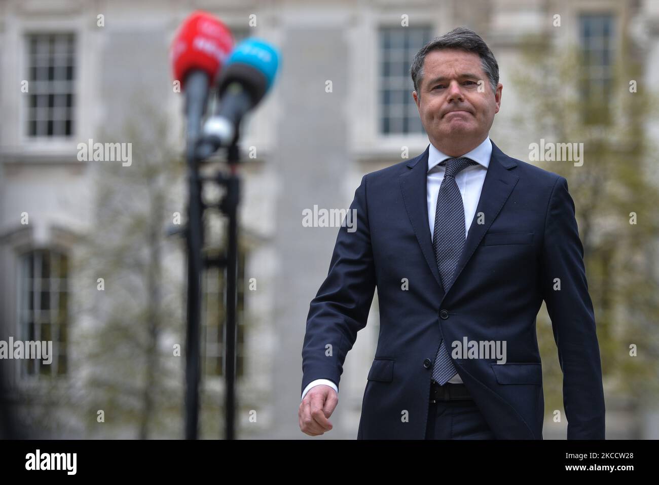 Paschal Donohoe, irischer Finanzminister, trifft bei der Medienbesprechung in Regierungsgebäuden in Dublin ein. Die KBC Bank Ireland hat heute bekannt gegeben, dass sie über den möglichen Verkauf ihrer ausführenden Kreditvermögen und Verbindlichkeiten an die Bank of Ireland diskutiert. Am Freitag, den 16. März 2021, in Dublin, Irland. (Foto von Artur Widak/NurPhoto) Stockfoto